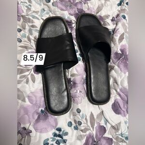 Women’s blackk 8.5/9 flats
